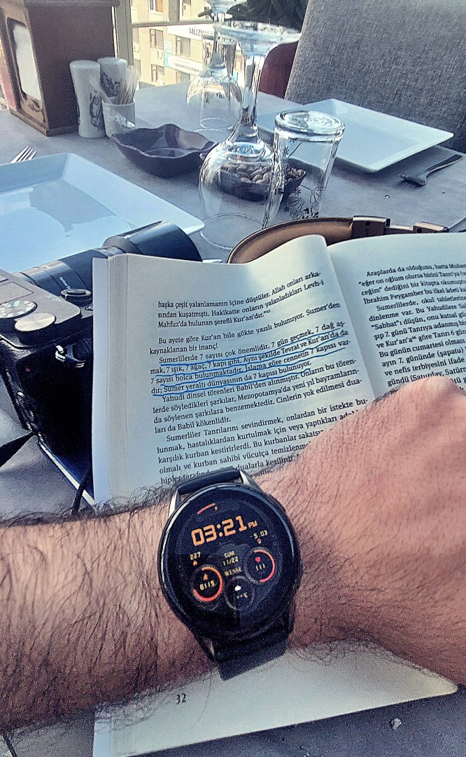 21 Kasım'da doğan annemin bu yıl bir sonraki gün kutladığımız yaşgünü 
evvelinde TMMOB Ziraat Mühendisleri Odası Lokali'nde babam annem ve kardeşimi beklerken ben.